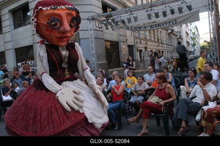 Óriásbábok Budapest utcáin-stock-foto