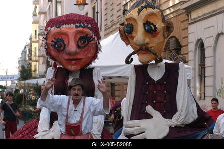 Óriásbábok Budapest utcáin-stock-foto