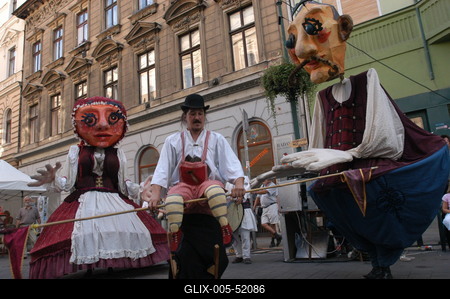 Óriásbábok Budapest utcáin-stock-foto