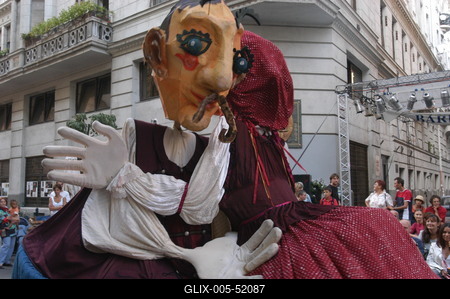 Óriásbábok Budapest utcáin-stock-foto