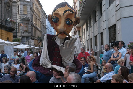 Óriásbábok Budapest utcáin-stock-foto