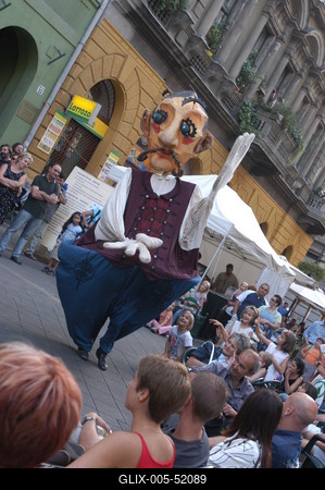 Óriásbábok Budapest utcáin-stock-foto