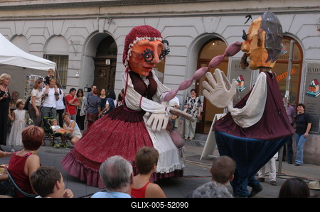 Óriásbábok Budapest utcáin-stock-foto