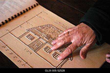 A szentendrei Szabadtéri Néprajzi Múzeum Braille feliratokkal készült ismertető könyve-stock-foto