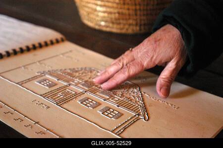 A szentendrei Szabadtéri Néprajzi Múzeum Braille feliratokkal készült ismertető könyve-stock-foto