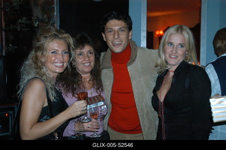 Budapest, 2003.10.09.
Patrizio Buanne énekes Budapesten koncertezett az Uránia Nemzeti Filmszínház színpadán.
A képen balra Berkes Gabriella-stock-foto