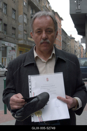 Budapest, 2006.05.09.
A Bonyhádon élő férfi (Baricz István cipőfejlesztő-mérnök) 26 éven keresztül dolgozott a helyi cipőgyárban, amikor is hosszú gondolkodást és tesztelést követően megszületett a találmány: a cipő, amiben a legizzadósabb embernek sem lesz lábszaga. Azonnal fel is kapta rá a fejét a világ: Párizsban bronz, Genfben, a feltalálók ötletei közt pedig aranyéremmel jutalmazták.-stock-foto