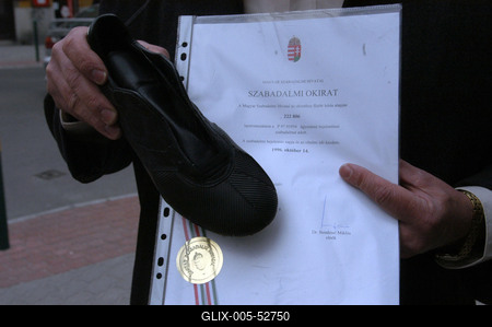 Budapest, 2006.05.09.
A Bonyhádon élő férfi (Baricz István cipőfejlesztő-mérnök) 26 éven keresztül dolgozott a helyi cipőgyárban, amikor is hosszú gondolkodást és tesztelést követően megszületett a találmány: a cipő, amiben a legizzadósabb embernek sem lesz lábszaga. Azonnal fel is kapta rá a fejét a világ: Párizsban bronz, Genfben, a feltalálók ötletei közt pedig aranyéremmel jutalmazták.-stock-foto