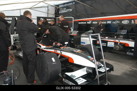 Baumgartner Zsolt kocsiját starthoz készítik-stock-foto