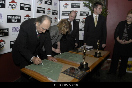 Két újabb tenyérlenyomat került a Csillagok falára-stock-foto