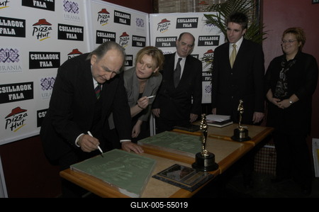 Két újabb tenyérlenyomat került a Csillagok falára-stock-foto