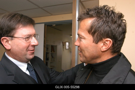 Budapest, 2004.01.05.
Lothar Matthäus mindent megnyert, amit futballista megnyerhet. Világbajnok, Európa-bajnok, UEFA-kupagyőztes és az aranylabdát is megkapta. Január elsejétől ő a magyar válogatott szövetségi kapitánya.

Bozóky Imre (MLSZ elnök), Lothar Matthäus német labdarúgó, edző-stock-foto