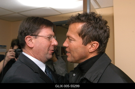 Budapest, 2004.01.05.
Lothar Matthäus mindent megnyert, amit futballista megnyerhet. Világbajnok, Európa-bajnok, UEFA-kupagyőztes és az aranylabdát is megkapta. Január elsejétől ő a magyar válogatott szövetségi kapitánya.

Bozóky Imre (MLSZ elnök), Lothar Matthäus német labdarúgó, edző-stock-foto