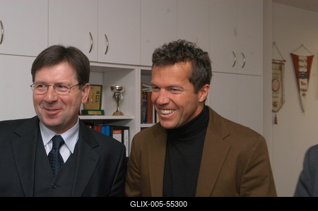 Budapest, 2004.01.05.
Lothar Matthäus mindent megnyert, amit futballista megnyerhet. Világbajnok, Európa-bajnok, UEFA-kupagyőztes és az aranylabdát is megkapta. Január elsejétől ő a magyar válogatott szövetségi kapitánya.

Bozóky Imre (MLSZ elnök), Lothar Matthäus német labdarúgó, edző-stock-foto