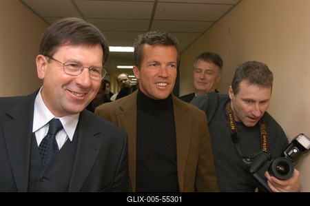 Budakeszi, 2004.01.05.
Lothar Matthäus mindent megnyert, amit futballista megnyerhet. Világbajnok, Európa-bajnok, UEFA-kupagyőztes és az aranylabdát is megkapta. Január elsejétől ő a magyar válogatott szövetségi kapitánya.

Bozóky Imre (MLSZ elnök), Lothar Matthäus német labdarúgó, edző-stock-foto