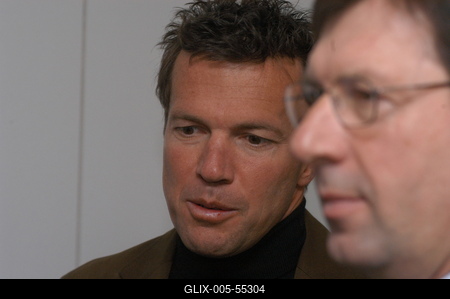 Budapest, 2004.01.05.
Lothar Matthäus mindent megnyert, amit futballista megnyerhet. Világbajnok, Európa-bajnok, UEFA-kupagyőztes és az aranylabdát is megkapta. Január elsejétől ő a magyar válogatott szövetségi kapitánya.

Lothar Matthäus német labdarúgó, edző Bozóky Imre (MLSZ elnök)-stock-foto