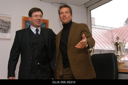 Budapest, 2004.01.05.
Lothar Matthäus mindent megnyert, amit futballista megnyerhet. Világbajnok, Európa-bajnok, UEFA-kupagyőztes és az aranylabdát is megkapta. Január elsejétől ő a magyar válogatott szövetségi kapitánya.

Bozóky Imre (MLSZ elnök), 
Lothar Matthäus német labdarúgó, edző-stock-foto