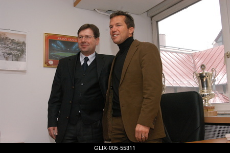 Budapest, 2004.01.05.
Lothar Matthäus mindent megnyert, amit futballista megnyerhet. Világbajnok, Európa-bajnok, UEFA-kupagyőztes és az aranylabdát is megkapta. Január elsejétől ő a magyar válogatott szövetségi kapitánya.

Bozóky Imre (MLSZ elnök), 
Lothar Matthäus német labdarúgó, edző-stock-foto
