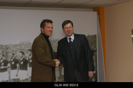 Budapest, 2004.01.05.
Lothar Matthäus mindent megnyert, amit futballista megnyerhet. Világbajnok, Európa-bajnok, UEFA-kupagyőztes és az aranylabdát is megkapta. Január elsejétől ő a magyar válogatott szövetségi kapitánya.

Lothar Matthäus német labdarúgó, edző,
Bozóky Imre (MLSZ elnök),-stock-foto