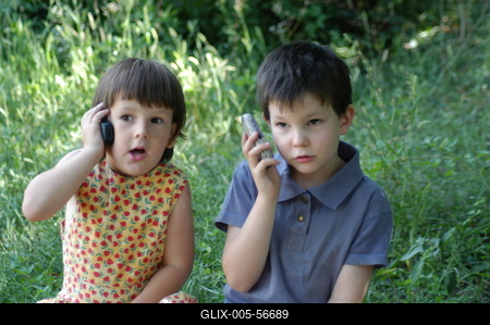 Gyerekek mobiltelefonnal-stock-foto