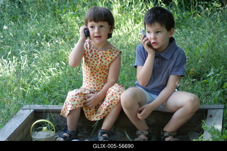 Gyerekek mobiltelefonnal-stock-foto