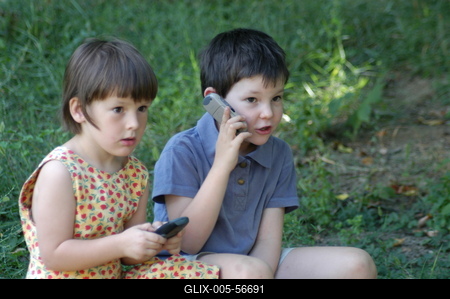 Gyerekek mobiltelefonnal-stock-foto