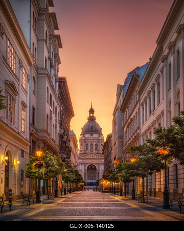 Budapest, hajnali fények a Zrínyi utcában-stock-foto
