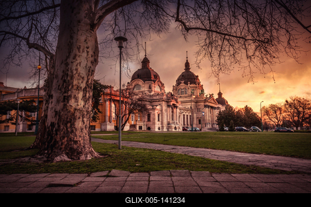 Napfelkelte a Széchenyi fürdőnél-stock-foto