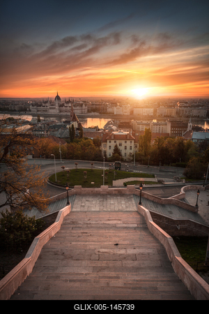 Napfelkelte a Halászbástya lépcsőjéről-stock-foto