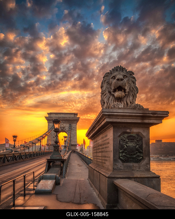 Napfelkelte a Lánchídon-stock-foto