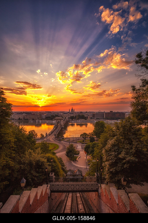 Felkelő nap Budapest és a Duna felett-stock-foto