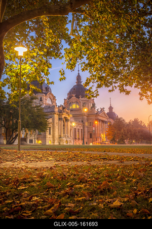 Őszi reggel a Széchenyi fürdőnél-stock-foto