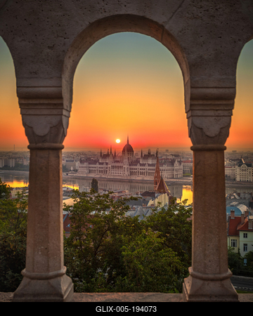 Napfelkelte a halászbástya ablakából-stock-foto
