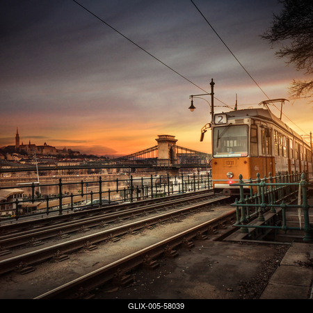 A dunapart látványa és 2-es villamos-stock-foto