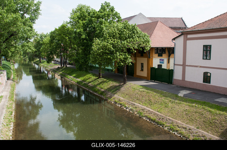 Gyula, az Élővíz-csatorna partja a belvárosban-stock-foto