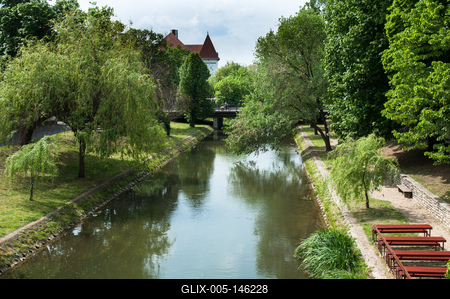 Gyula, az Élővíz-csatorna partja a belvárosban-stock-foto