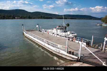 A Visegrád és Nagymaros között közlekedő komp-stock-foto