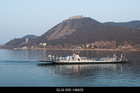 Visegrád és a Fellegvár látványa-stock-foto