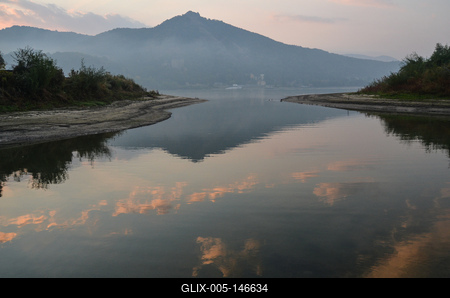 Visegrád és a Várhegy látványa Nagymarosról-stock-foto