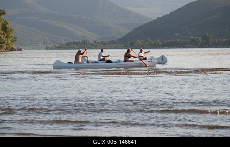 Nagymaros, kenusok a Dunakanyarban-stock-foto