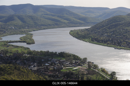 A Dunakanyar látványa a Visegrádi Fellegvárból. A Dunakanyar a Duna Esztergom és Budapest közötti szakasza, az ország egyik legszebb tájegysége. Ezen a részen a folyó a Börzsöny és a Visegrádi-hegység között folyik, valamint folyásiránya nyugat-keletiről észak-délire változik.-stock-foto