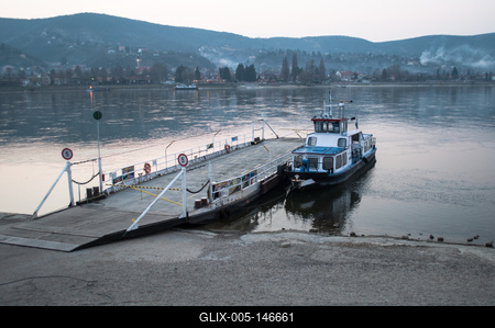 A Visegrád és Nagymaros között közlekedő komp-stock-foto