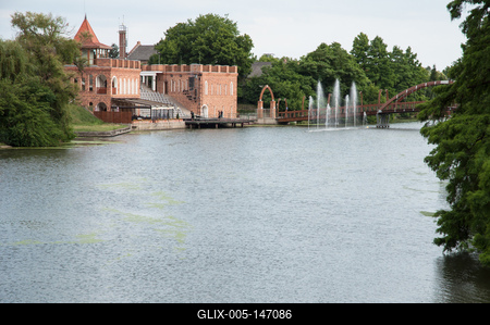 Szarvas, a Vízi Színház és a gyalogos fahíd-stock-foto