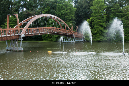 Szarvas, gyalogos fahíd a Holt-Kőrös felett-stock-foto