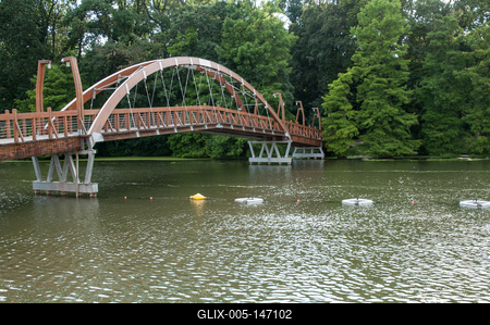 Szarvas, gyalogos fahíd a Holt-Kőrös felett-stock-foto