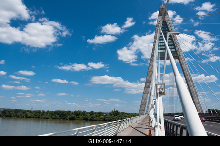 Megyeri híd-stock-foto