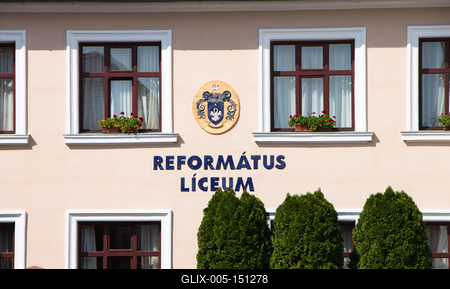 A Gödöllői Református Líceum épülete a Szabadság téren-stock-foto