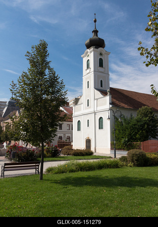 Gödöllő, a Szabadság tér a református templommal-stock-foto