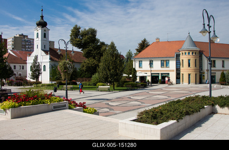 Gödöllő, a Szabadság tér a református templommal-stock-foto