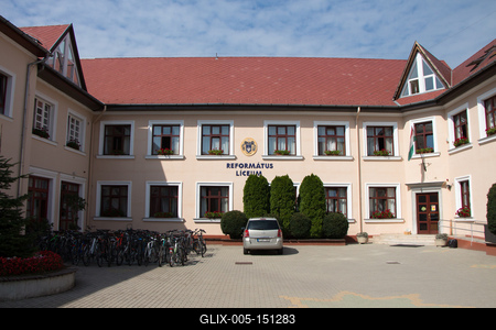 A Gödöllői Református Líceum épülete a Szabadság téren-stock-foto